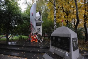 Памятный знак погибшему экипажу летчиков-героев - Юрия Тихомирова, Алексея Ончурова и Павла Вороны